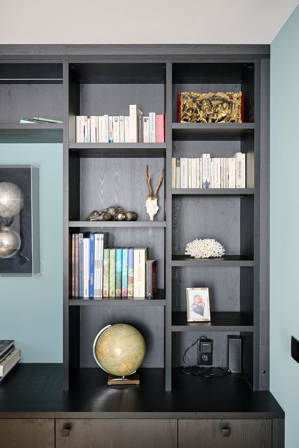 Bibliothèque ouverte dans le bureau sur mesure de Loïc