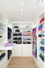 Dressing sur mesure avec étagère pour plier les vêtements