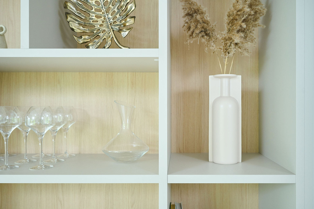 Niche ouverte dans un placard sur mesure multifonctionnel dans l'émission Ons huis/nieuw huis
