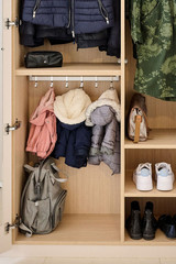 Houten vestiairekast op maat met aparte kapstokruimte voor kinderkleding