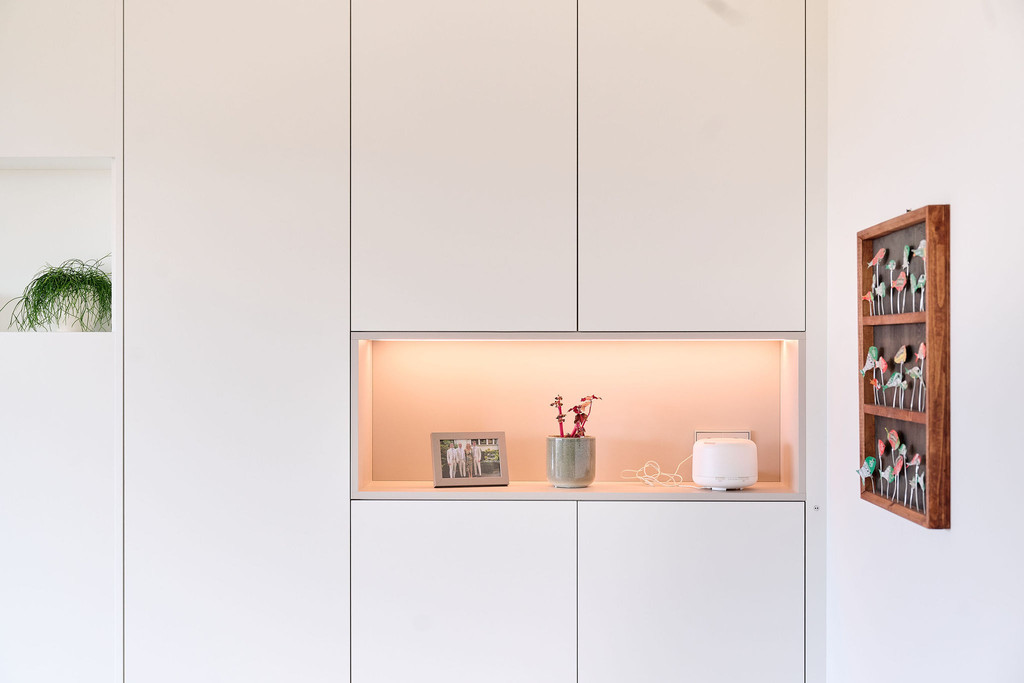 Bibliothèque sur mesure blanc avec rangements classiques