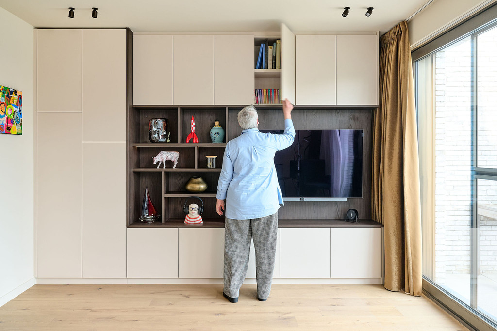 Meuble TV sur mesure avec niches ouvertes en bois et rangements en hauteur, utilisé dans un salon pour optimiser l’espace et le rangement, réalisé par Camber