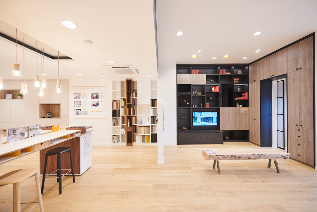 Interieur van de Showroom in Marche-en-Famenne met een tv meubel en een boekenkast op maat
