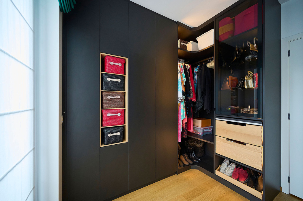 Dressing noir sur mesure avec niches ouvertes