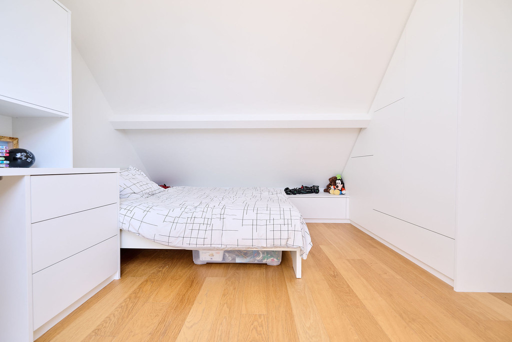 Lit sur mesure sous pente avec rangements