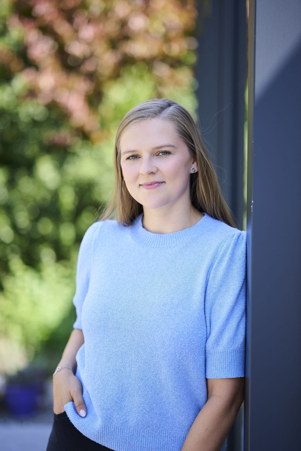 Portret van Phaedra, interieurarchitect bij Camber. Ze begeleidt klanten met persoonlijk advies en vertaalt hun wensen in een uniek ontwerp op maat.