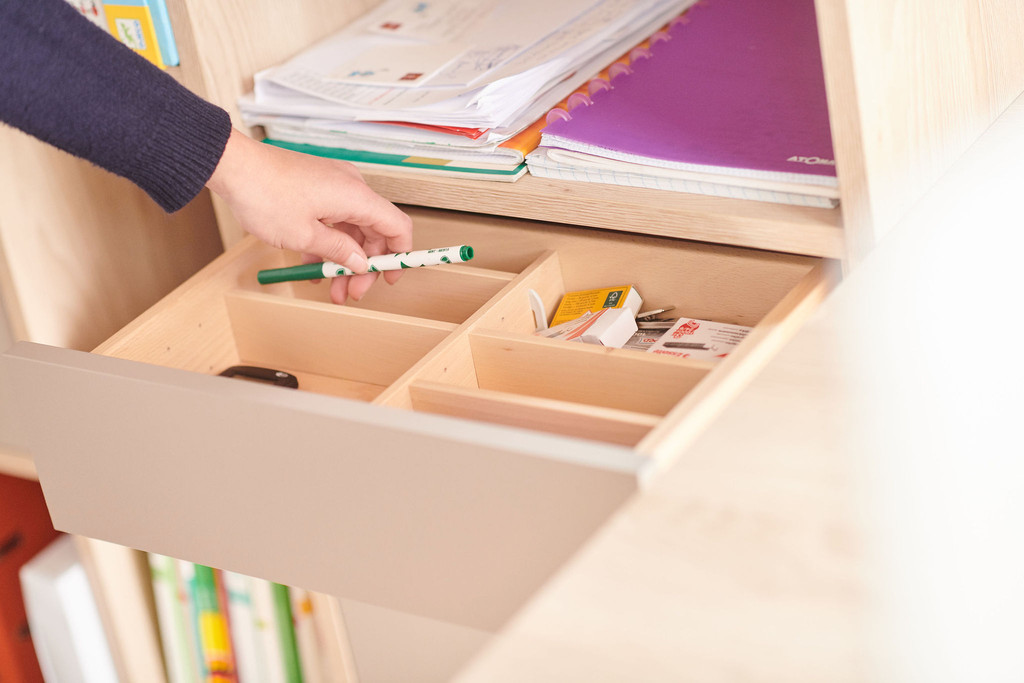 Camber lades met compartimenten in het bureau