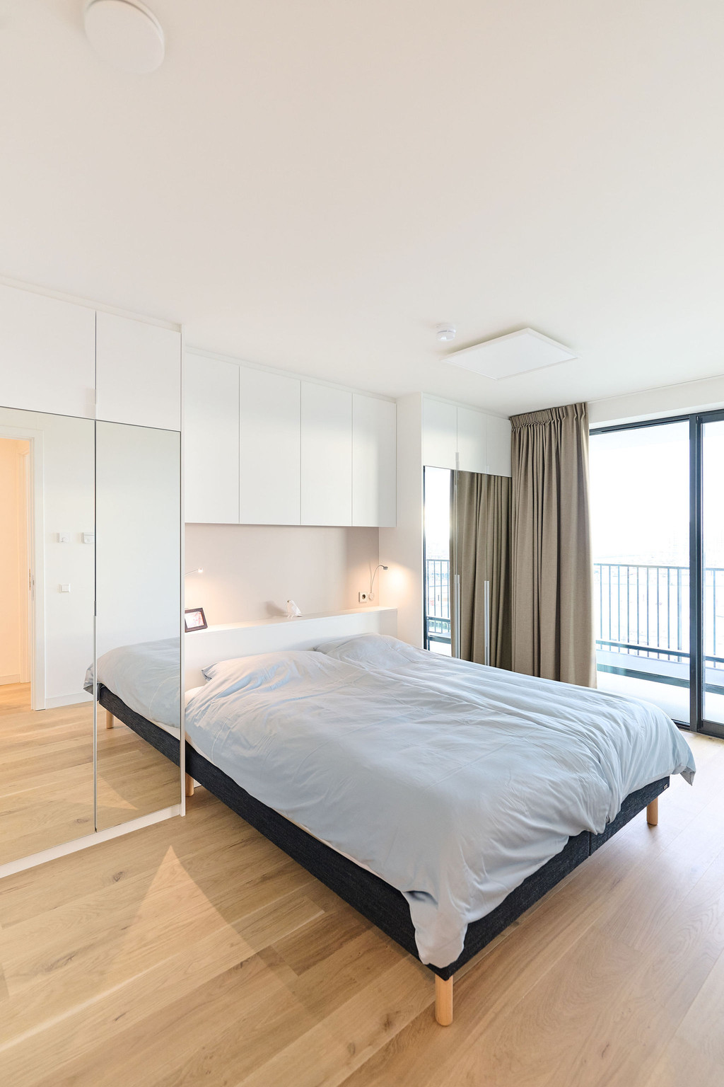 Meuble de chambre à coucher sur mesure blanc avec miroirs