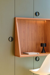 Aménagement bureau sur mesure avec espace de travail pliable et design élégant.