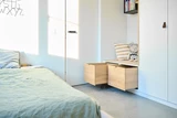 Meuble sur mesure avec des tiroirs et un coin lecture dans une chambre d'enfant.