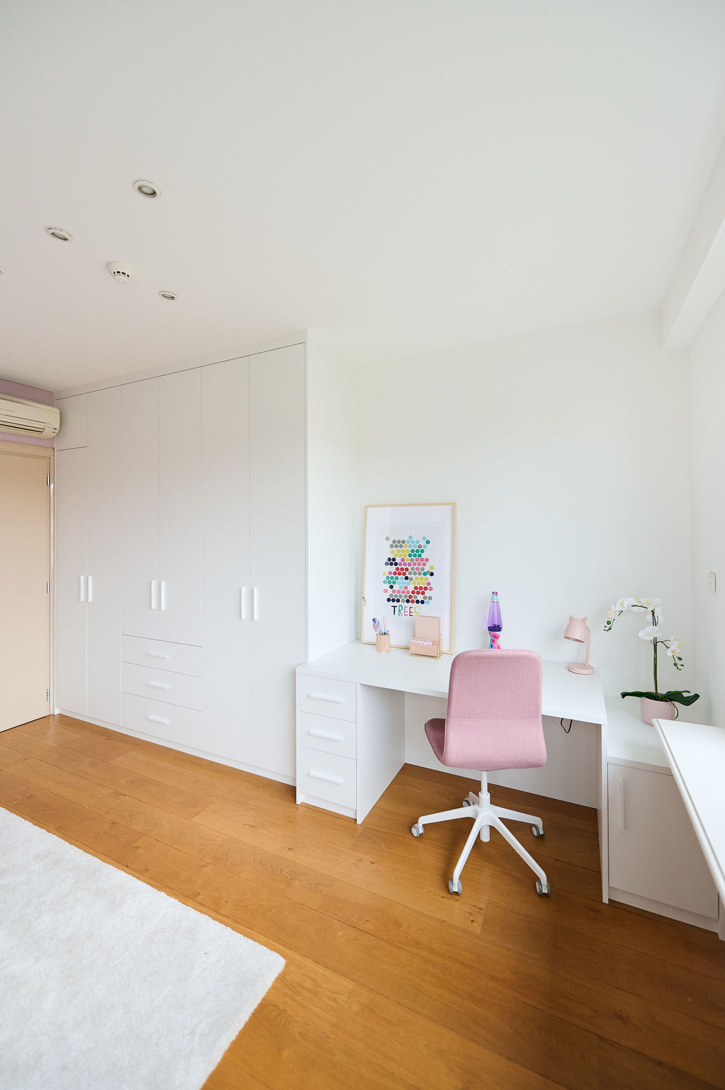 Meuble sur mesure blanc fermé dans la chambre d'enfant d'Isaline