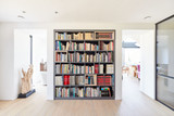 Open bibliotheek in de op maat gemaakte bureau van Virginie