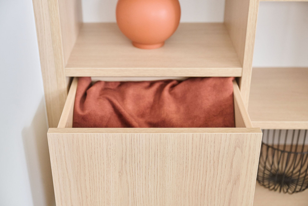 Grand tiroir sur mesure dans le meuble de salon de Lorenz et Elyne