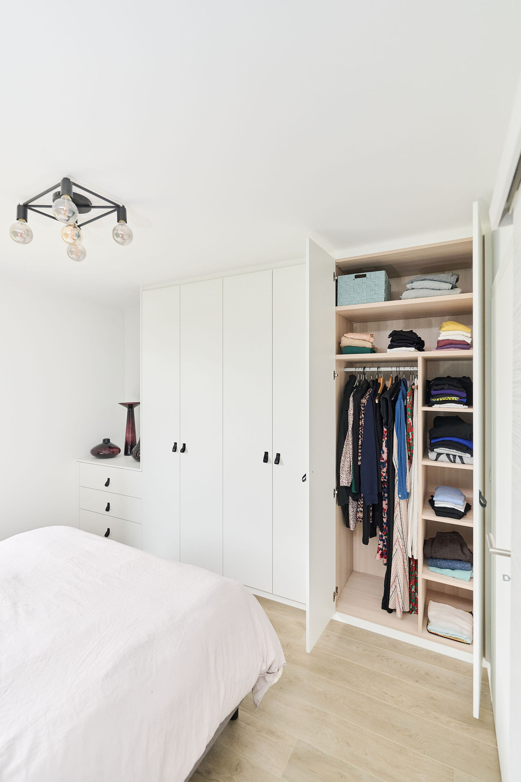 Dressing blanc sur mesure dans la chambre à coucher d'Elyne et Lorenz à Pulderbos