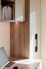 Bureau sur mesure avec planche en bois et placard sur mesure