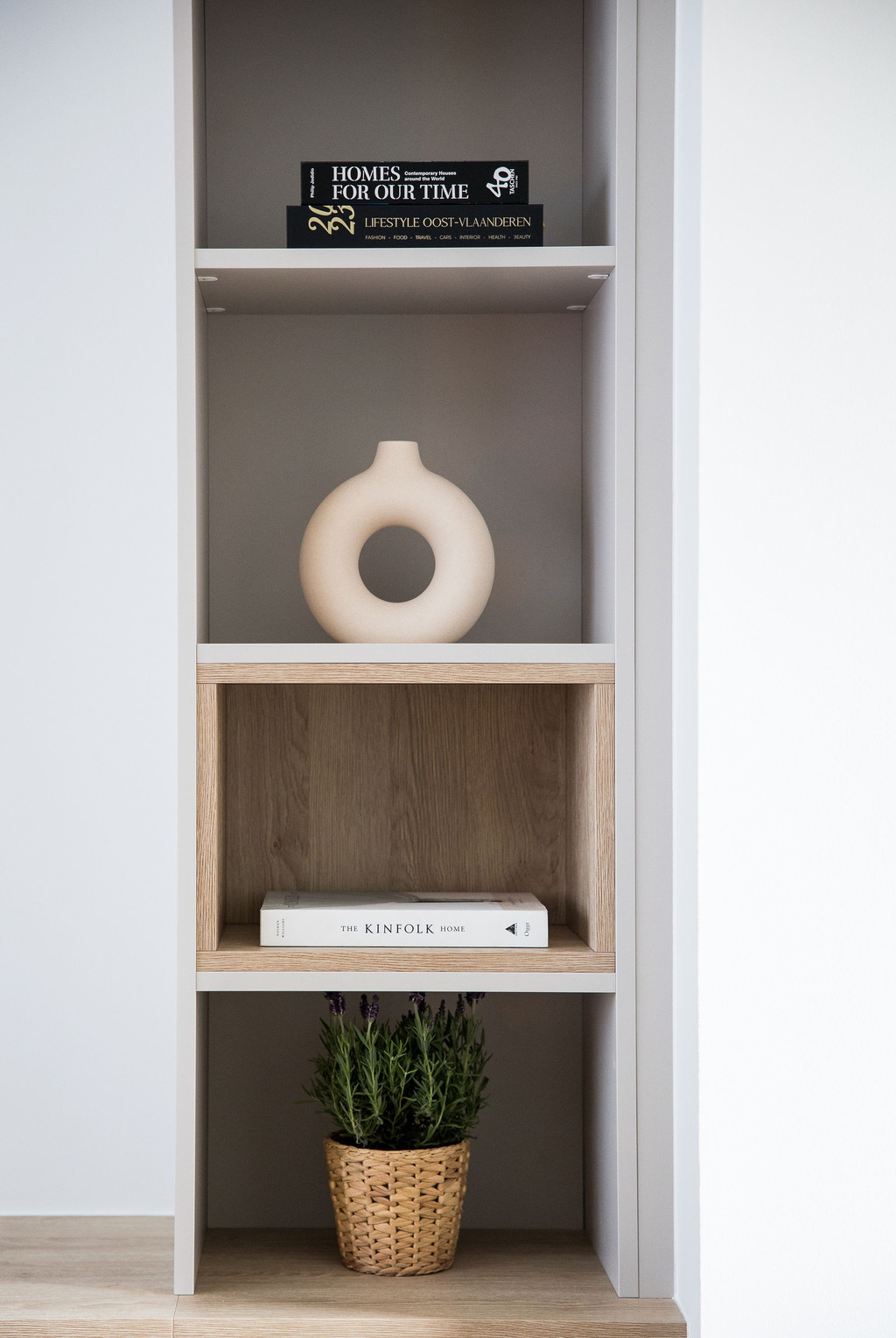 Meuble salon sur mesure avec niches ouvertes chez Nele et Dries à Affligem