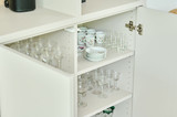 Rangements pour vaisselle dans placard sur mesure dans l'émission Ons huis/nieuw huis