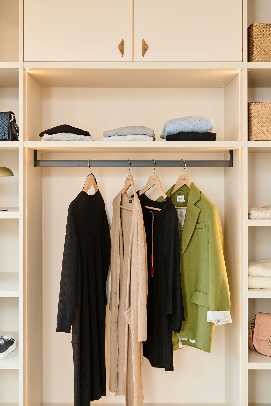 Beige open dressing op maat met korte hangruimte en legvlak