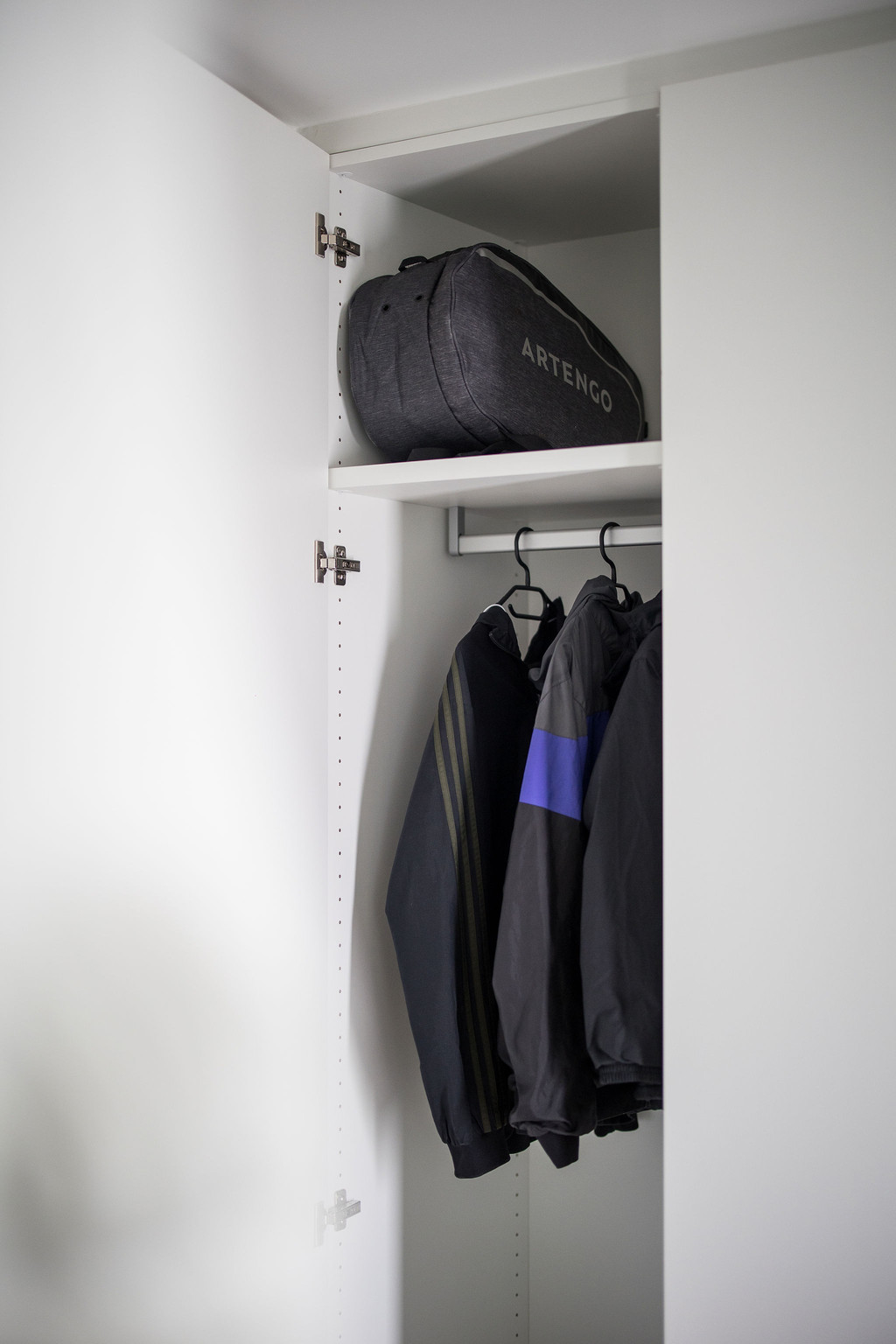 Vestiaire sur mesure fermé dans le hall d'entrée de Nele et Dries dans l'émission Ons huis/nieuw huis