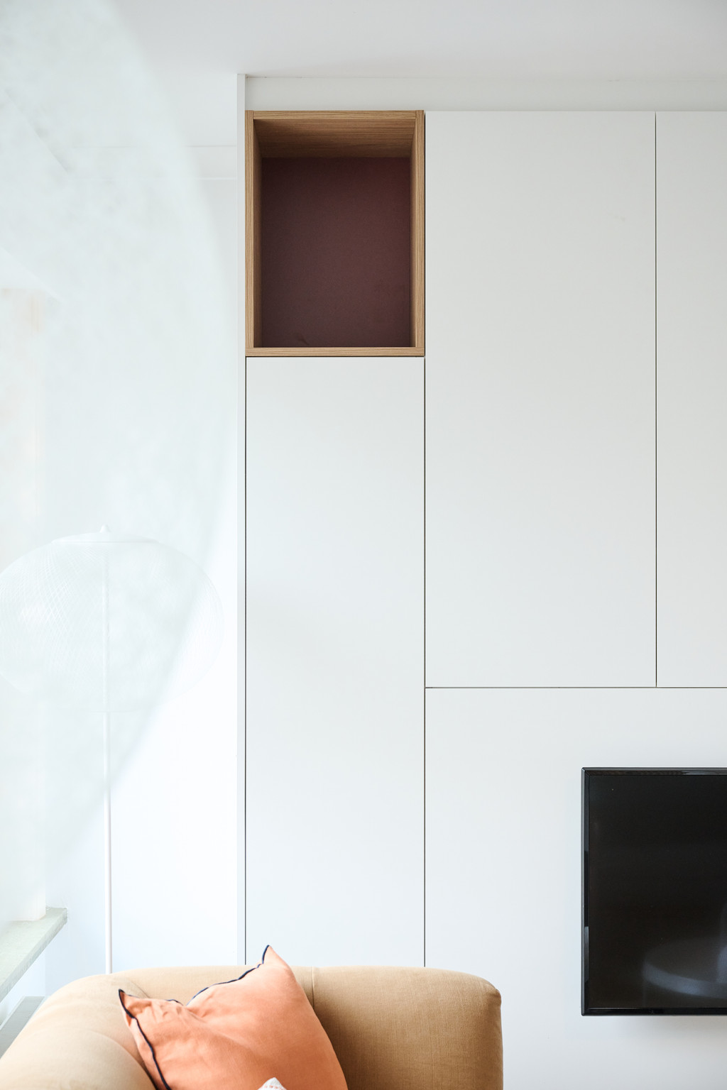 Meuble TV blanc avec niches ouvertes et espace de rangement fermé