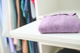 Etagère pour plier des vêtements dans le dressing