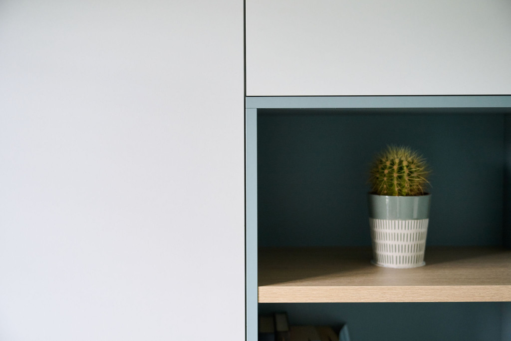 Bureau blanc sur mesure avec niche en vert fjord pour la décoration