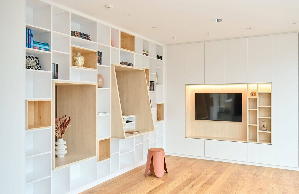 Witte bibliotheek op maat met nissen in houttint en tv-meubel