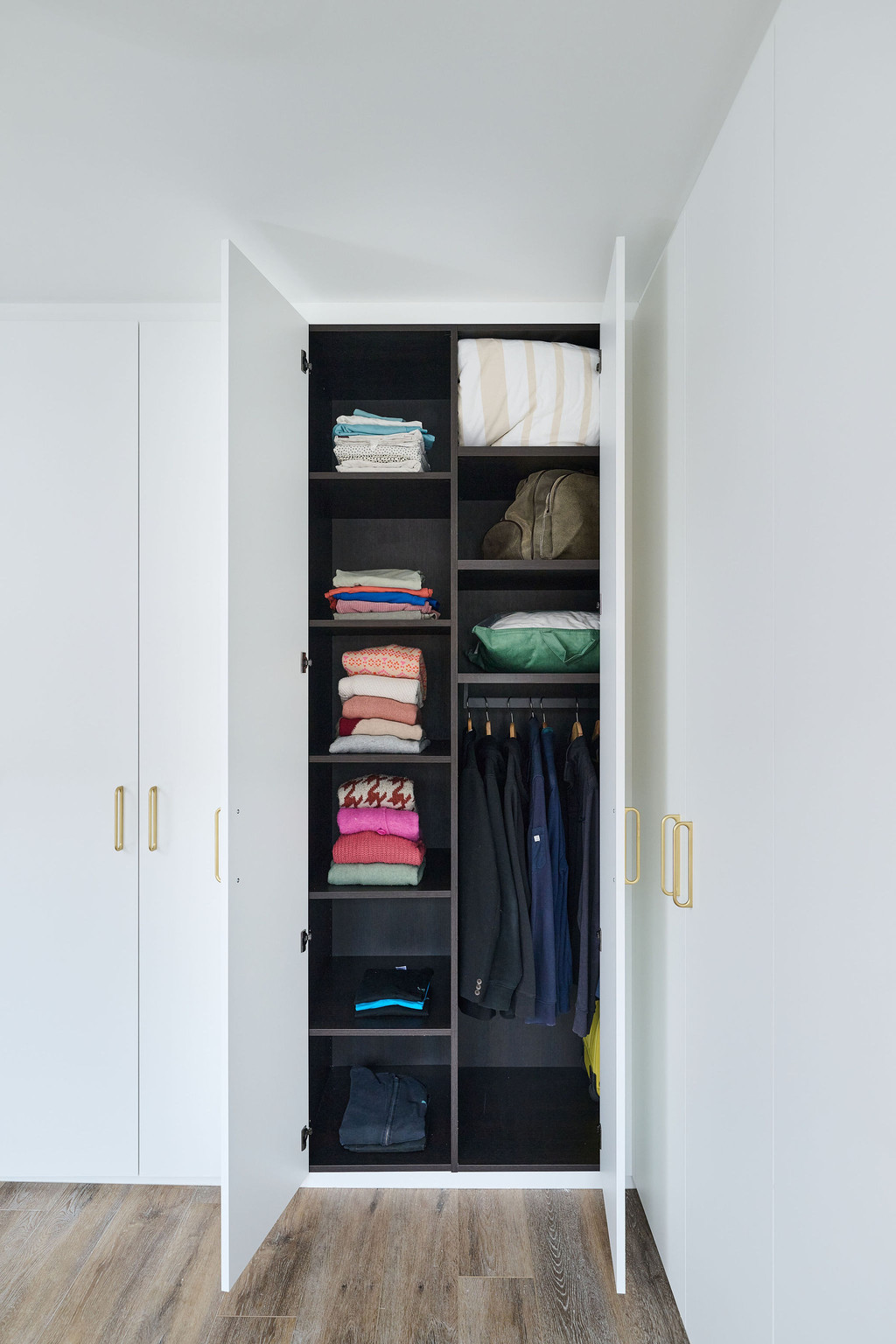 Dressing familial sur mesure avec rangements et penderie