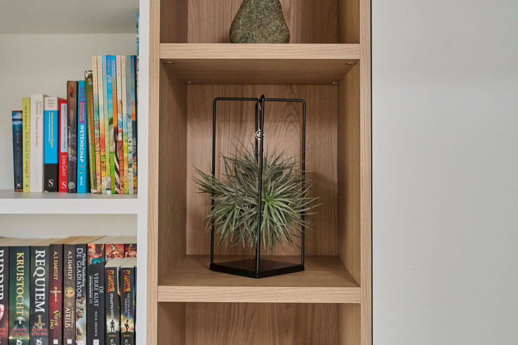 Niche ouverte dans le ton bois dans un bureau sur mesure