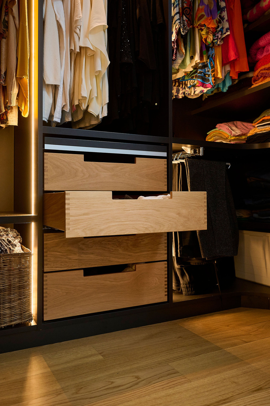 Tiroirs en bois dans le dressing noir de Carine