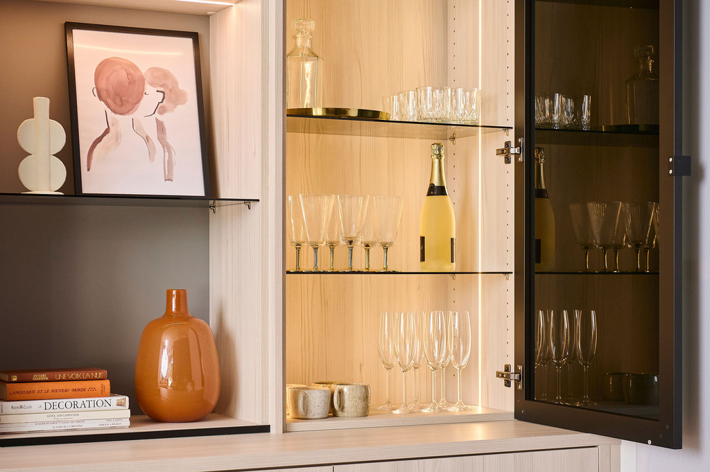 Legplanken voor drinkglazen achter glazen deur