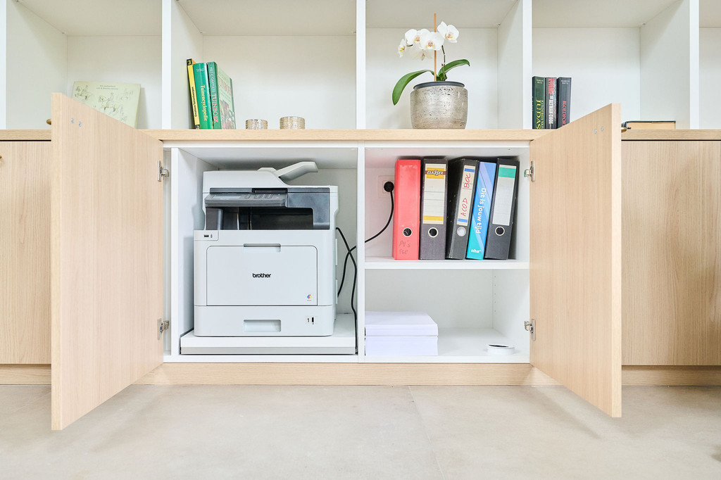 Rangements compartimentés dans un bureau sur mesure