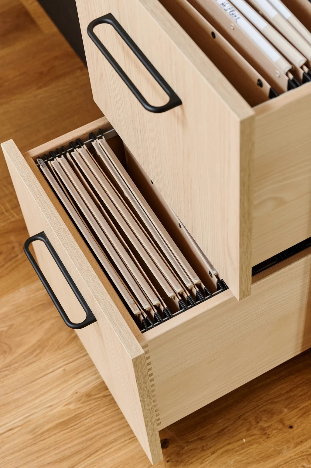 Tiroirs en bois sur mesure avec des dossiers suspendus organisés à l'intérieur