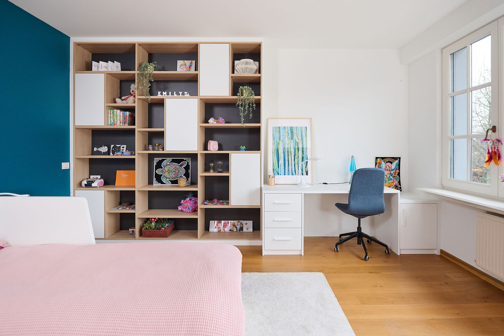 Armoire encastrée dans la chambre d'enfant avec bureau blanc sur mesure