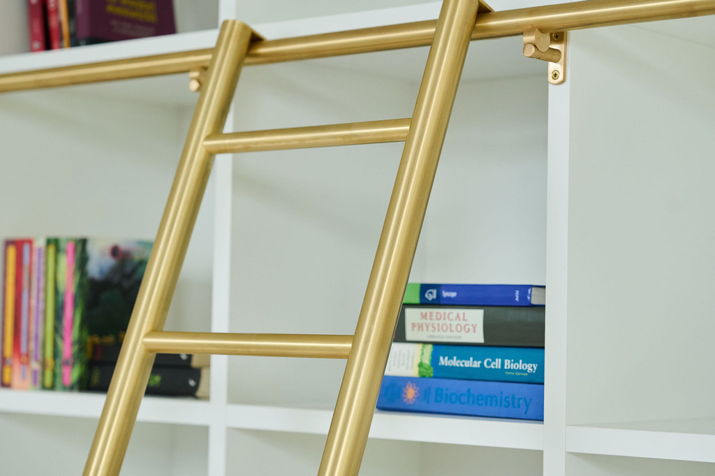 Echelle dorée dans bibliothèque sur mesure