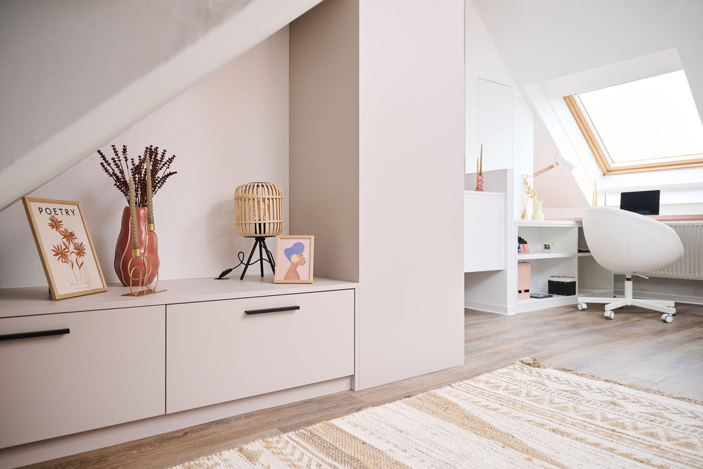 Meuble bas sous un toit en pente sur mesure dans la chambre de Polien