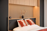 Slaapkamer op maat met afwerking met houten latjespanelen
