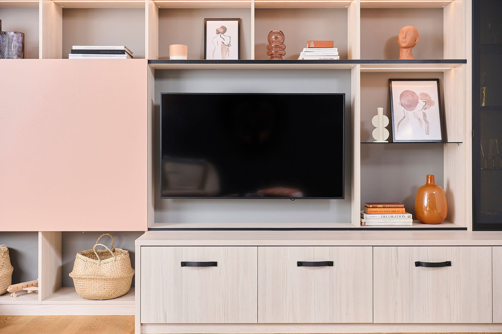 Meuble salon sur mesure en rose et bois dans le showroom de Rocourt