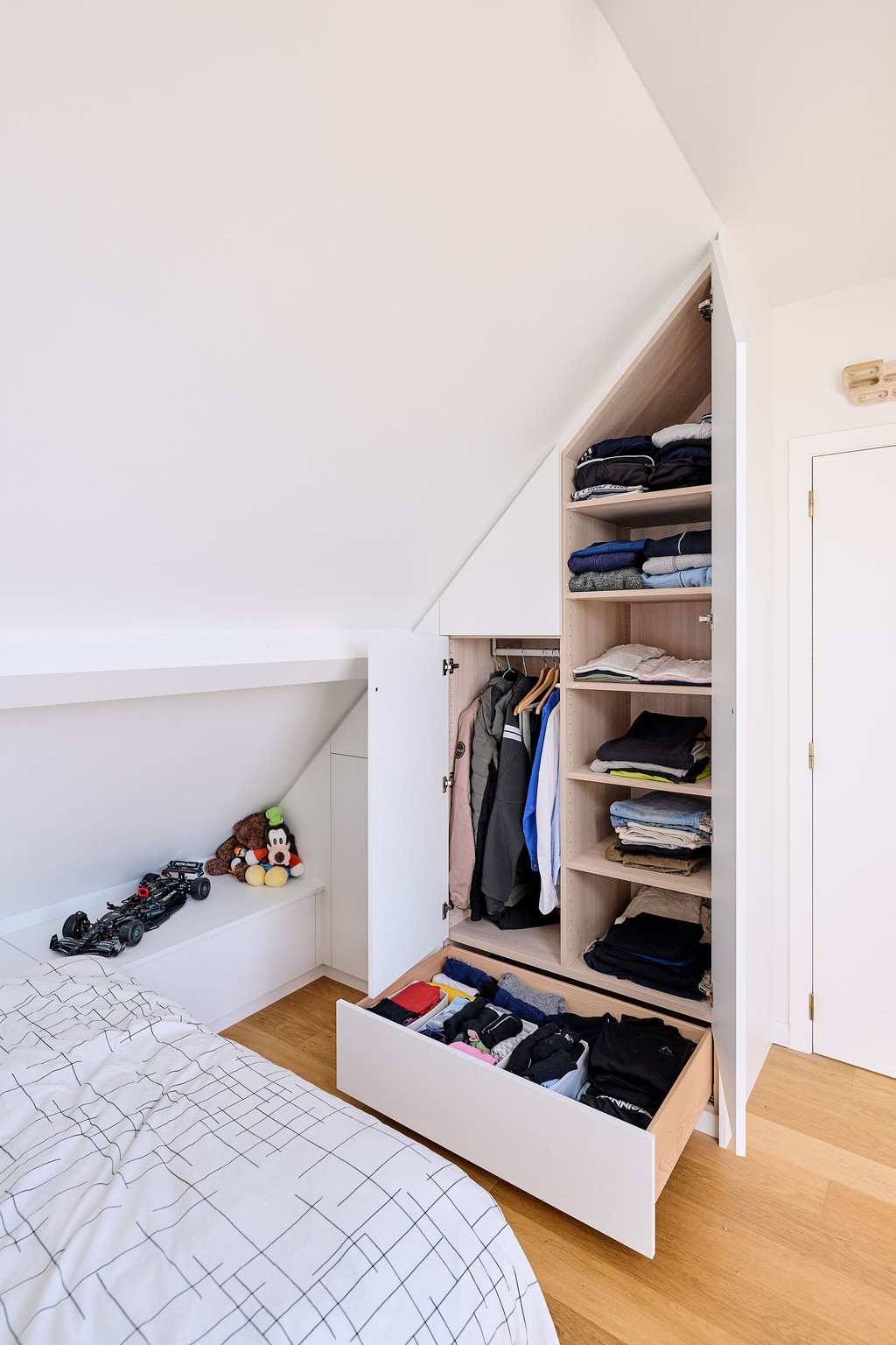 Dressing sur mesure sous pente avec étagères ouvertes, penderie et rangements pour vêtements