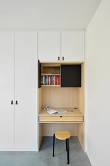 Bureau sur mesure avec rangements dans une chambre d'enfant, incluant des étagères et un espace de travail organisé.