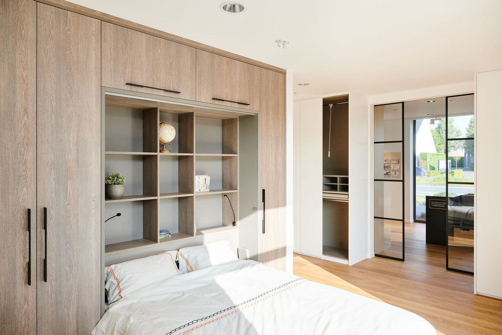 Chambre à coucher avec lit escamotable et dressing fermé en pont sur mesure à Laethem-Saint-Martin