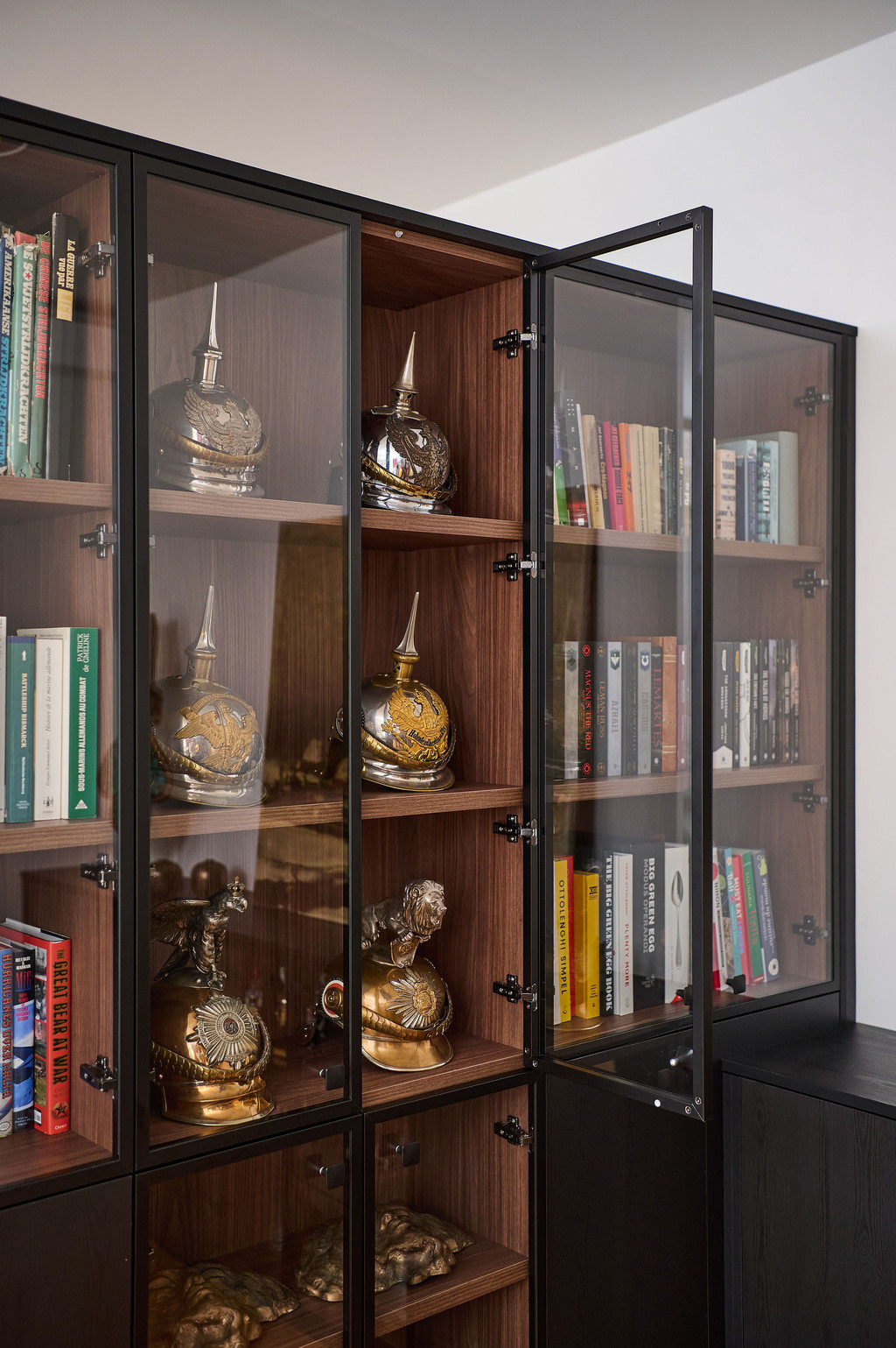 Bibliothèque sur mesure avec portes vitrées dans le bureau d'Adrien