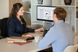 Architecte d'intérieur Camber qui consulte les plans avec le client