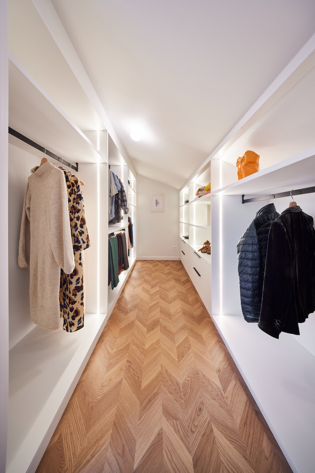 Inloopdressing op maat met open hangruimte, legplanken en geïntegreerde LED-verlichting, voor een optimaal zicht en een stijlvolle organisatie, gerealiseerd door Camber