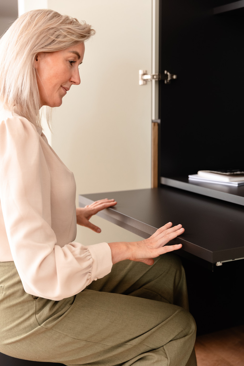 Détail d’un bureau escamotable intégré dans une bibliothèque sur mesure, offrant un espace de travail discret et pratique qui se replie facilement après utilisation
