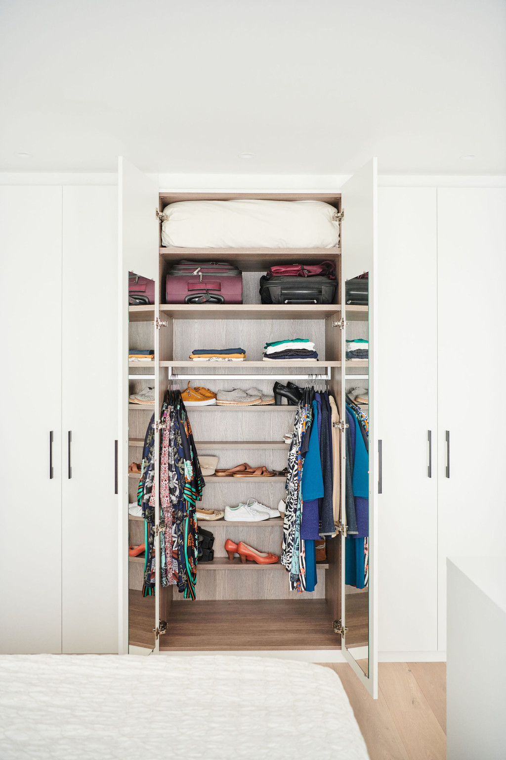 Dressing sur mesure avec étagères pour chaussures et rangement pour valises