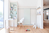 Wit en blauw Kinderkamer met bureau in kast en kleine gesloten dressing op maat
