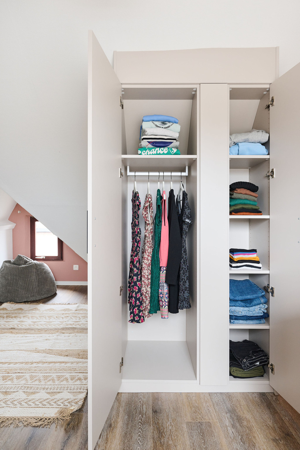 Dressing sur mesure fermé dans la chambre de Polien dans l'émission Ons huis/nieuw huis
