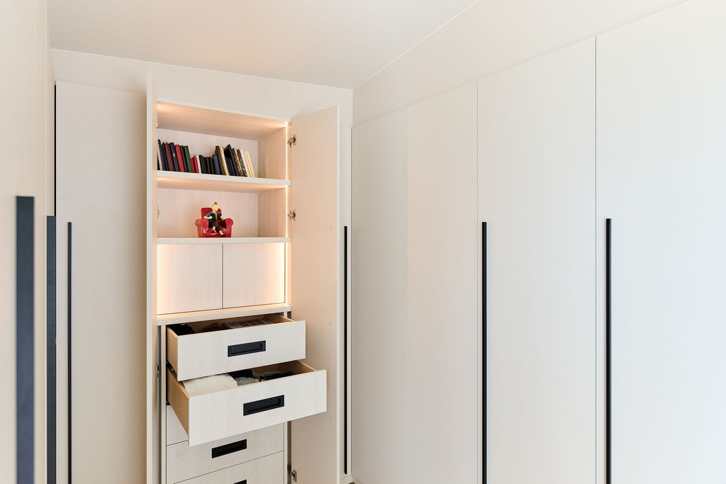 Dressing sur mesure avec tiroirs, étagères et éclairage intégré, offrant une organisation claire et une visibilité optimale, réalisé par Camber