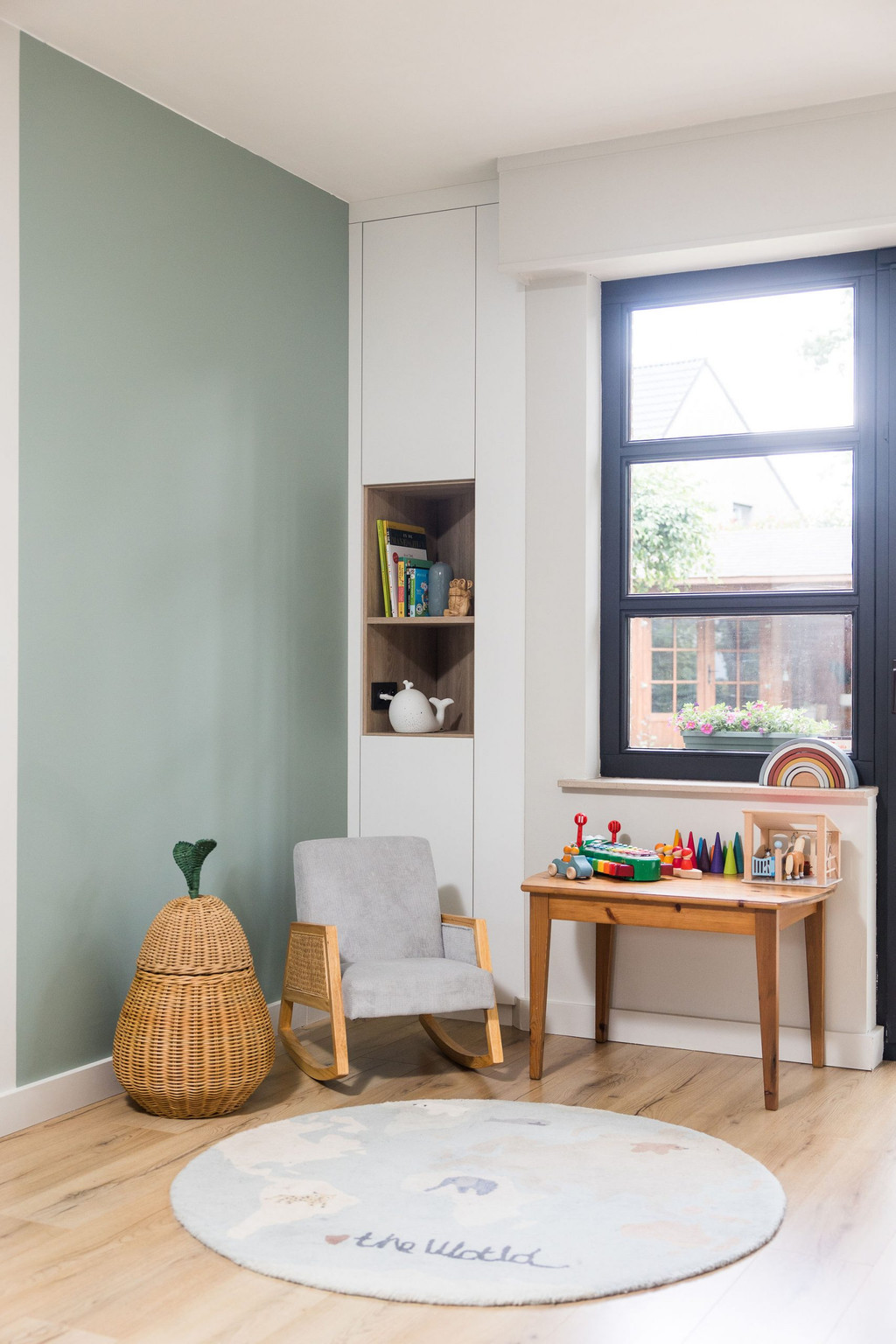 Meuble sur mesure avec rangements dans le coin de jeux